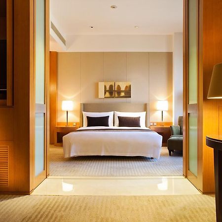 Ambassador Hotel Hsinchu Eksteriør bilde A bedroom at the Mandarin Oriental, Hong Kong