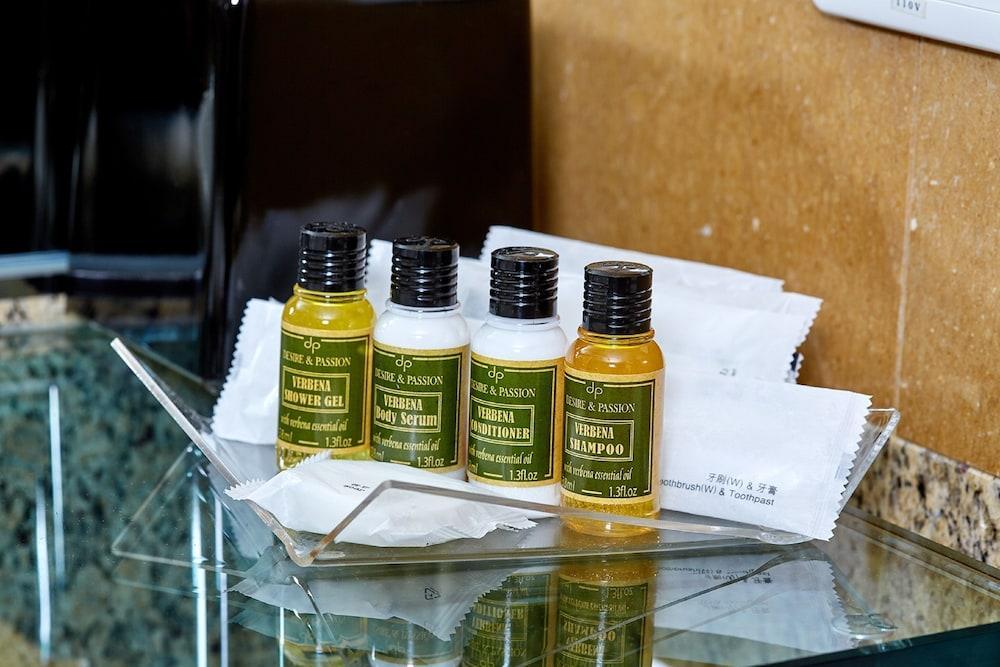 Ambassador Hotel Hsinchu Eksteriør bilde A selection of toiletries