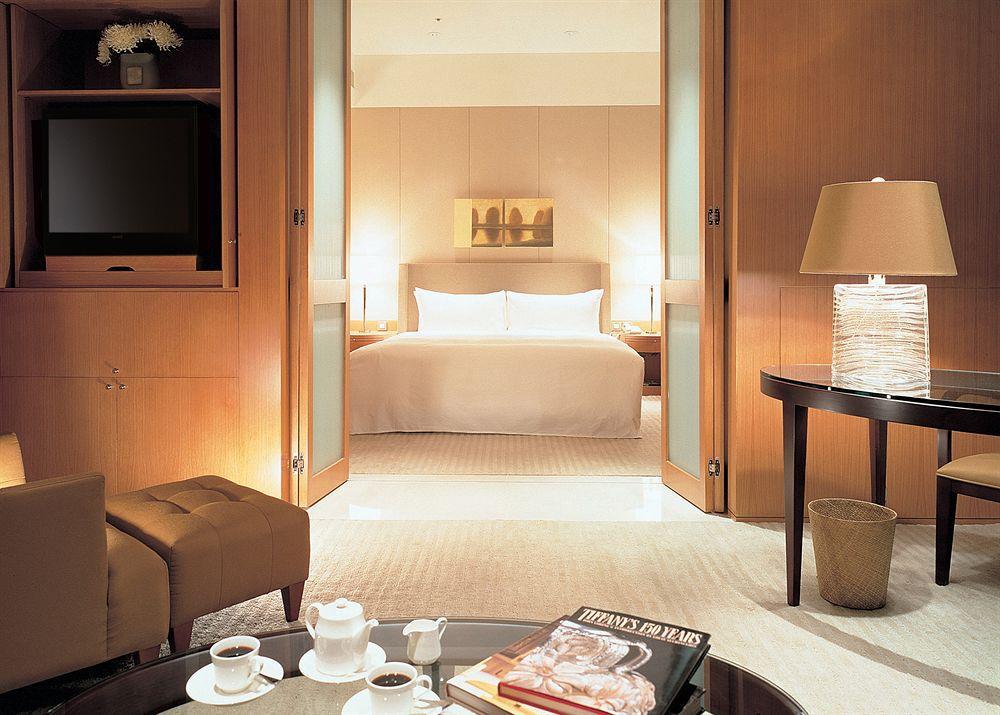 Ambassador Hotel Hsinchu Rom bilde A suite at the Mandarin Oriental, Hong Kong