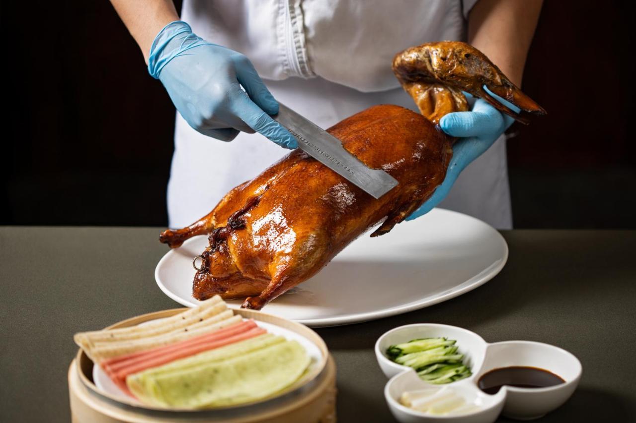 Ambassador Hotel Hsinchu Eksteriør bilde Peking duck being prepared