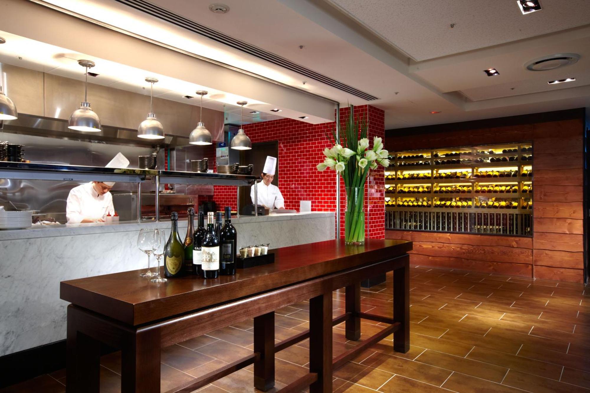 Ambassador Hotel Hsinchu Eksteriør bilde The open kitchen at the restaurant