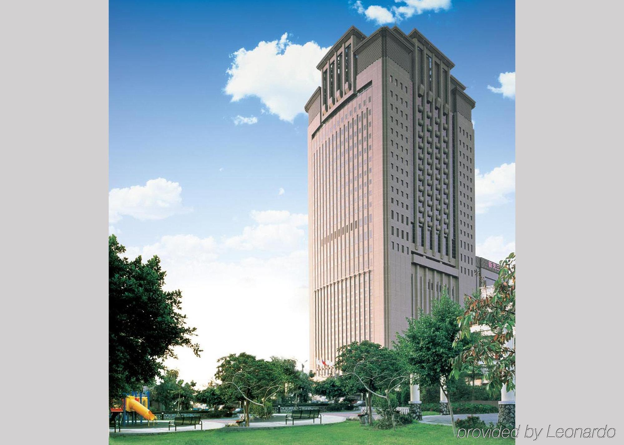 Ambassador Hotel Hsinchu Eksteriør bilde The 30-storey, 100,000-square-meter (111,000 sq yd) headquarters of the National Police Agency in Nagatachō, Osaka