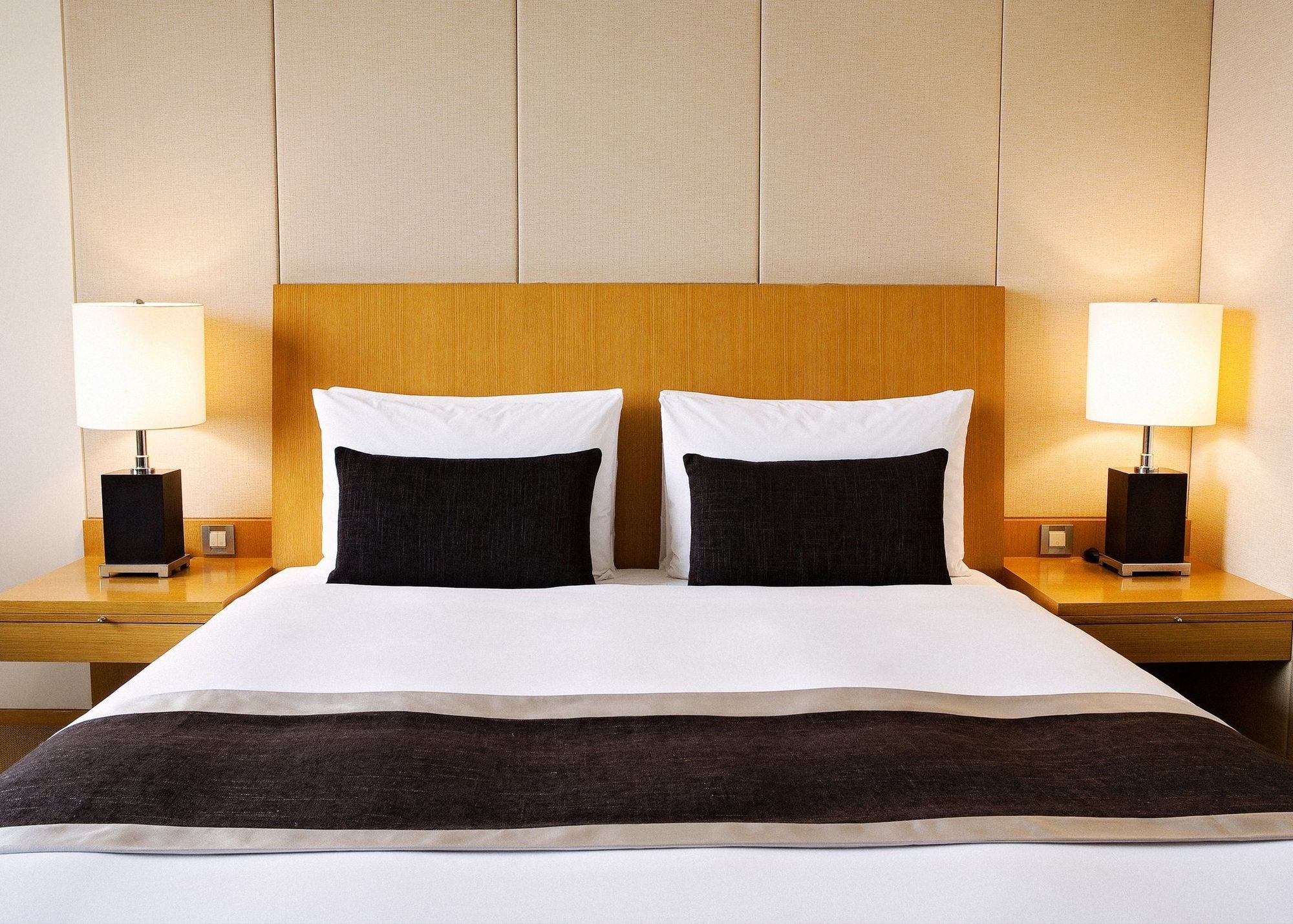 Ambassador Hotel Hsinchu Rom bilde A bed