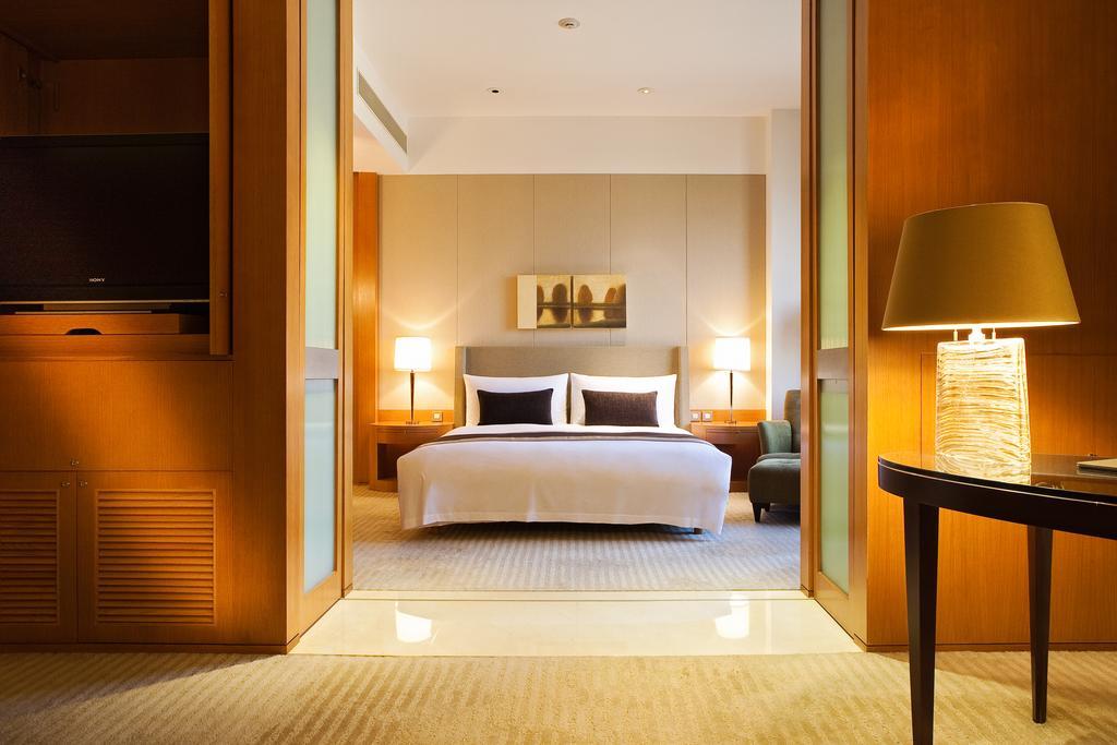 Ambassador Hotel Hsinchu Eksteriør bilde A bedroom at the Mandarin Oriental, Hong Kong