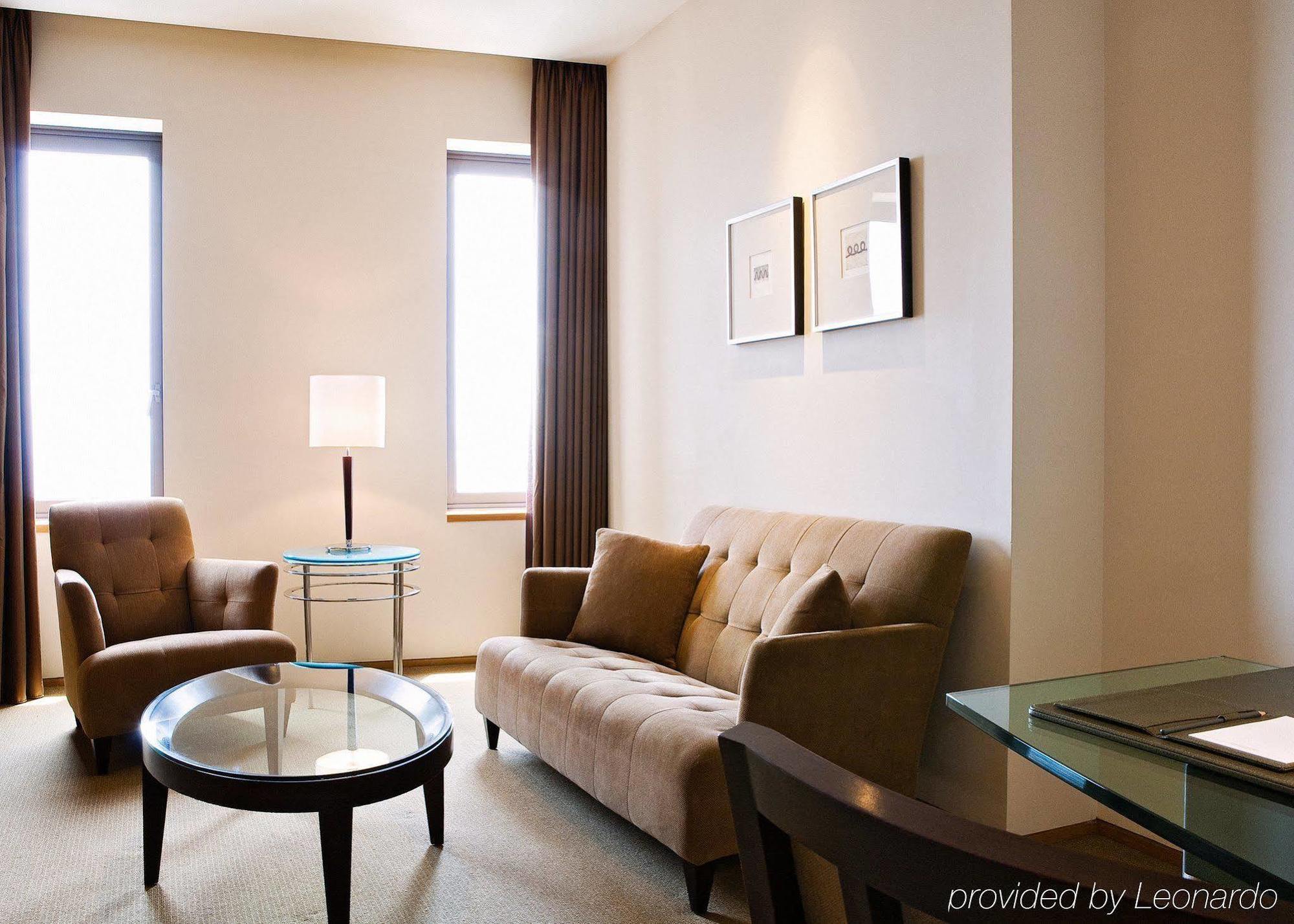 Ambassador Hotel Hsinchu Rom bilde A living room in a suite at the hotel