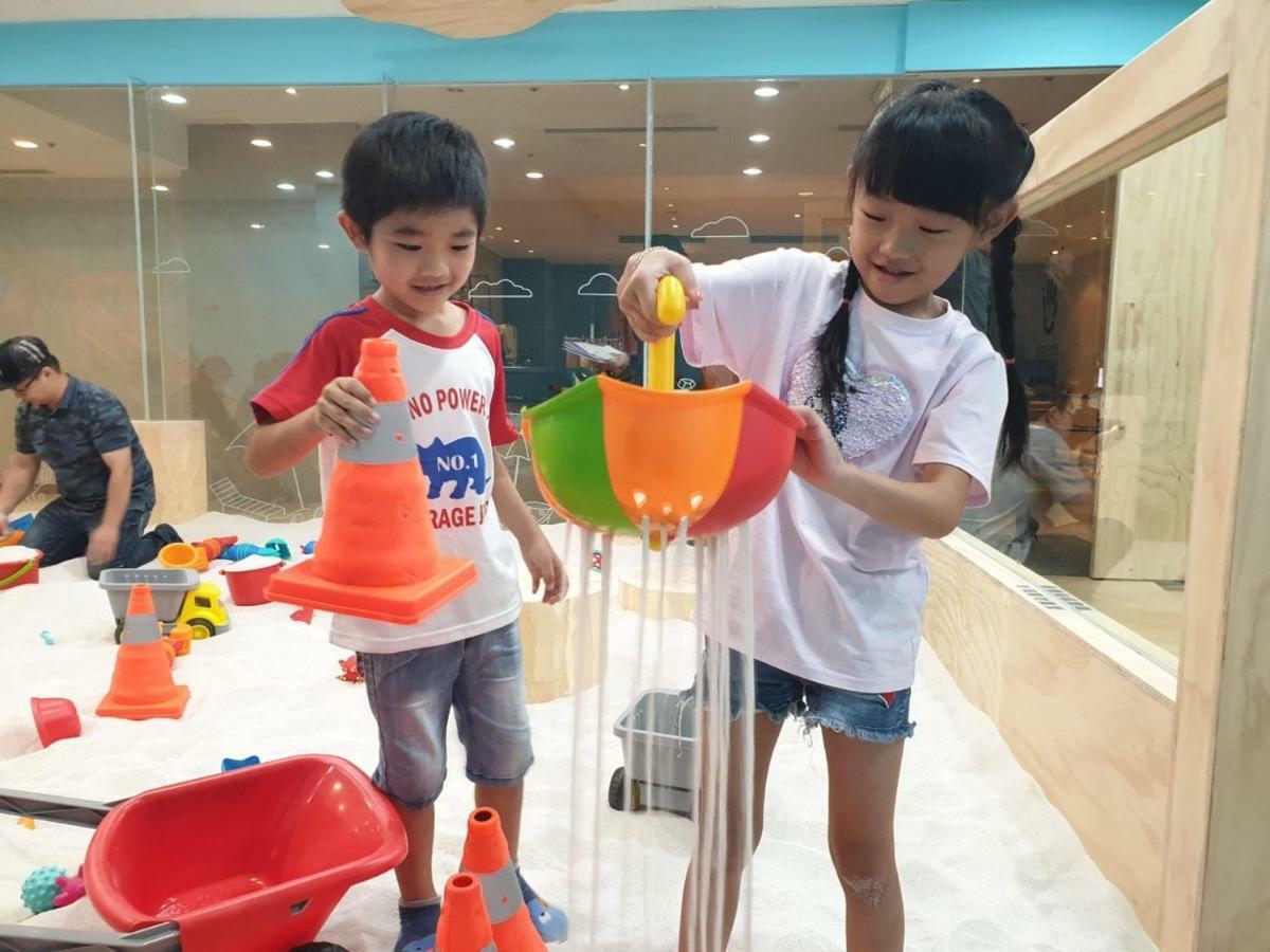Ambassador Hotel Hsinchu Eksteriør bilde Children playing with water at the Waterworks Museum